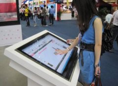 在购物中心放置触摸一体机有什么好处