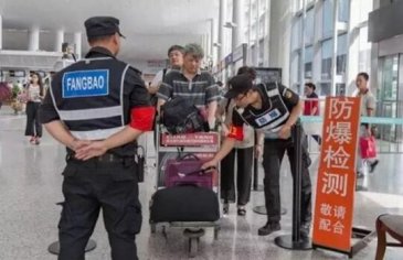 广州白云机场引进“全息投影”安检人员